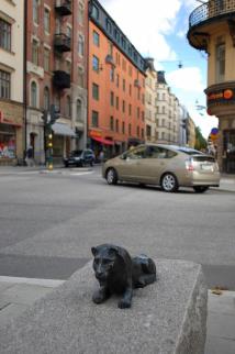 bild av skulptur mot korsning hantverkargatan i Stockholm